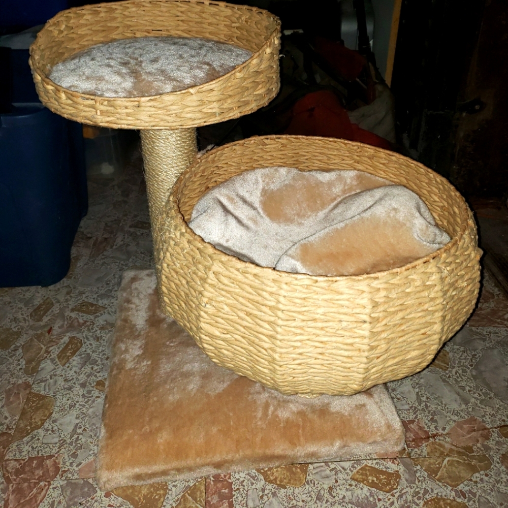 Cat beds with scratch posts - Picture 3 of 3